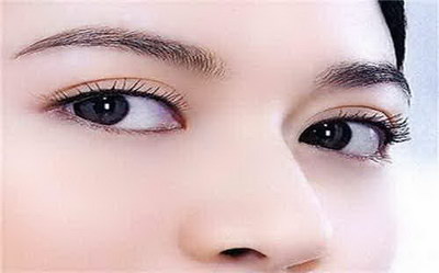 洗完眉毛肿了是什么原因(洗完眉毛为什么是红色的)
