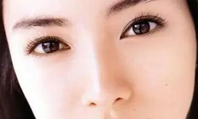 额头长斑原因[额头长痘脸上长斑是什么原因]