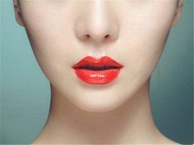 脂肪填充下巴为什么硬硬的(填充下巴为什么会硬硬的？)
