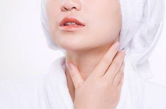 嘴巴周围白色的粉刺_打了法令纹嘴巴麻