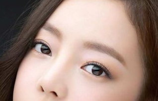 儿童为什么眼睛会散光_28岁眼睛下面有细纹怎么办