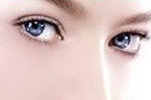 天生眼睛浮肿怎么办_多少岁眼睛长皱纹